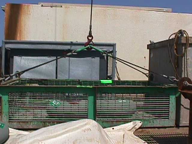 Figure 1: Similar cargo basket with incorrect sling angle