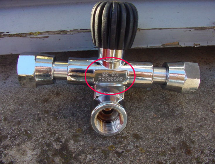 Pressure rating of 300bar marked on manifold
