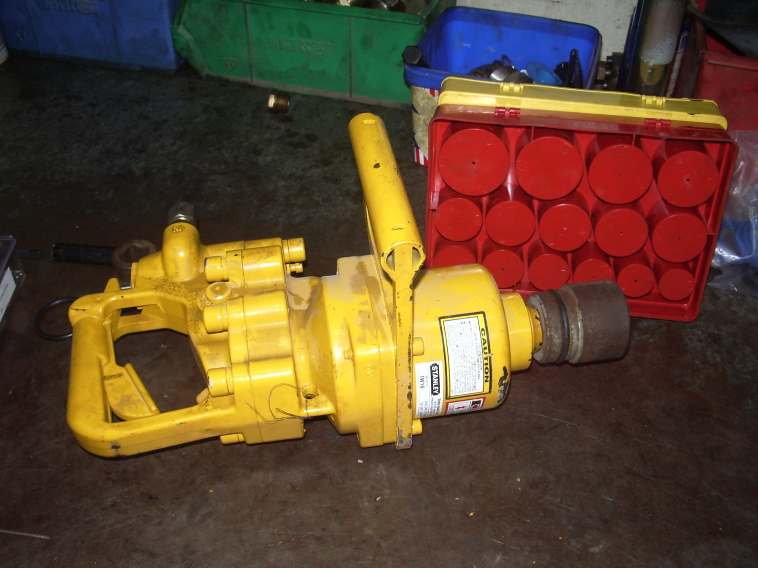 Hand injury while using hydraulic impact wrench IMCA