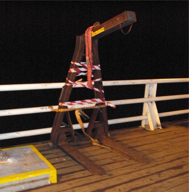 Pallet lifter after parting of wire rope