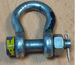 Shackle with correct configuration and split pin (but colour code unclear)