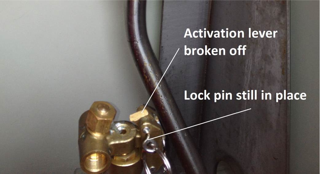 The activation lever on the starboard cylinder was broken off, but the cylinder had not been activated